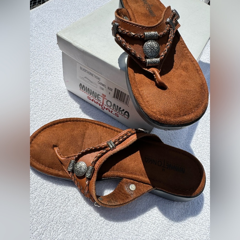 Minnetonka, Silverthorne thong sandal, brown/caramel size 6